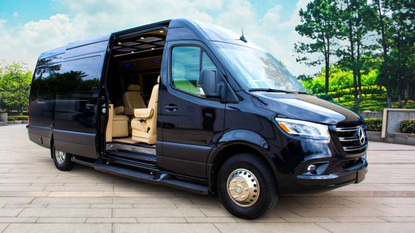 Mercedes Sprinter 17 Chỗ là một trong những Loại Xe 17 Chỗ Phù Hợp Cho Hành Trình Hà Giang